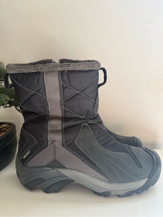 Keen Shoes - Keen Betty boots women size 10  Black and Gray Insulated Winter Boots